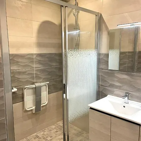 Moderne Proche Gare أنجير