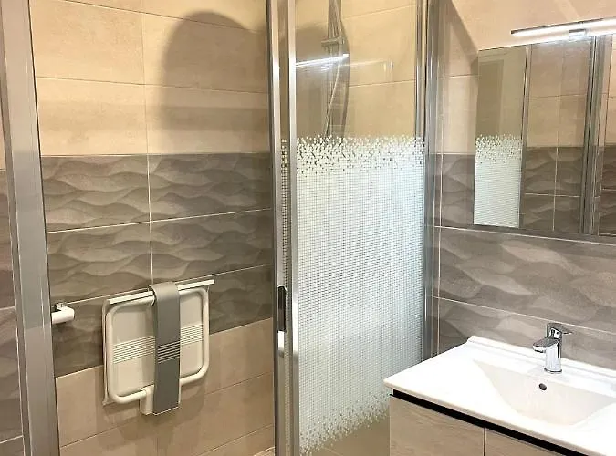 Moderne Proche Gare אנז'ה